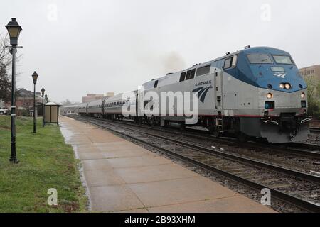 Alexandria, VA, USA. März 2020. Amtrak hat heute mit dem Amtrak Train 79, der mit nur drei Autos nach Raleigh, NC fährt, einen weiteren Serviceknauf eingestellt und kein aufgegebenes Gepäck angeboten, wie der Zug normalerweise am 23. März 2020 in Alexandria, Virginia, anbietet. Kredit: Mpi34/Media Punch/Alamy Live News Stockfoto