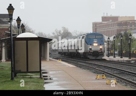 Alexandria, VA, USA. März 2020. Amtrak hat heute mit dem Amtrak Train 79, der mit nur drei Autos nach Raleigh, NC fährt, einen weiteren Serviceknauf eingestellt und kein aufgegebenes Gepäck angeboten, wie der Zug normalerweise am 23. März 2020 in Alexandria, Virginia, anbietet. Kredit: Mpi34/Media Punch/Alamy Live News Stockfoto