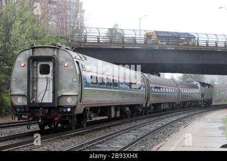 Alexandria, VA, USA. März 2020. Amtrak hat heute mit dem Amtrak Train 79, der mit nur drei Autos nach Raleigh, NC fährt, einen weiteren Serviceknauf eingestellt und kein aufgegebenes Gepäck angeboten, wie der Zug normalerweise am 23. März 2020 in Alexandria, Virginia, anbietet. Kredit: Mpi34/Media Punch/Alamy Live News Stockfoto