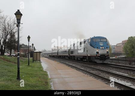 Alexandria, VA, USA. März 2020. Amtrak hat heute mit dem Amtrak Train 79, der mit nur drei Autos nach Raleigh, NC fährt, einen weiteren Serviceknauf eingestellt und kein aufgegebenes Gepäck angeboten, wie der Zug normalerweise am 23. März 2020 in Alexandria, Virginia, anbietet. Kredit: Mpi34/Media Punch/Alamy Live News Stockfoto