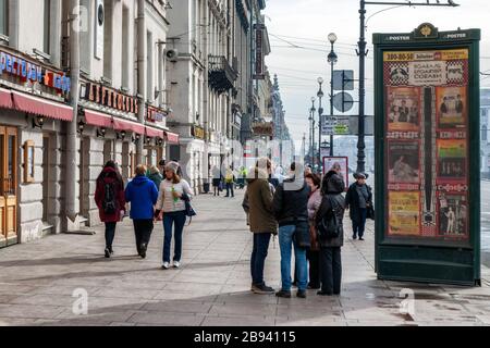 Sankt Petersburg, Russland, 29. März: Einwohner und Besucher gehen in den ersten Frühlingstagen, 29. März 2016, am Newski-Prospekt entlang. Stockfoto