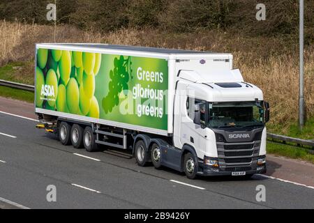 Grüne Glorious Greens ASDA schwere Transportfahrzeuge Scania R440 auf dem M6 in Lancaster, Großbritannien Stockfoto