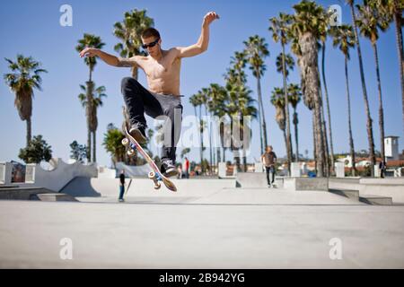 Teenager, springen auf einem Skateboard Stockfoto