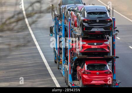 Neuer Autotransporter von Vauxhall; LKW-Transport, Transport, BCA-Abholung und -Lieferung, LKW, Sonderfracht, Scania-Fahrzeug, Lieferung, Transport, Industrie, Fracht auf der Autobahn M6. Stockfoto