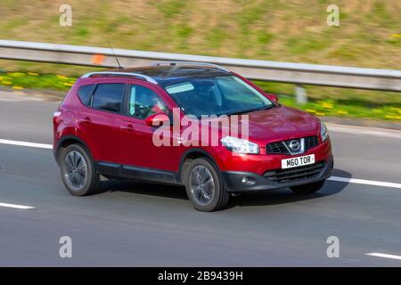 2012 rot Nissan Qashqai N-TEC +; UK Fahrzeugverkehr, Straßentransport, moderne Fahrzeuge, Limousinen, Autofahren, Straßen und Motoren, Autofahren in südlicher Richtung auf der Autobahn M61 Stockfoto