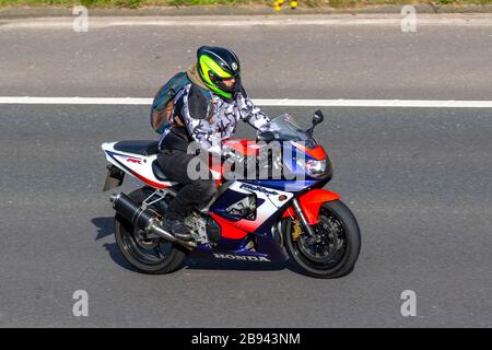 Honda Fireblade Motorradfahrer; Fahrzeugverkehr, Zweiradtransport, moderne Fahrzeuge, Motorräder, Fahrzeug, Straßen, Motorräder, Motorräder, Radfahrer, die auf der Autobahn M6 in Chorley, Großbritannien fahren Stockfoto