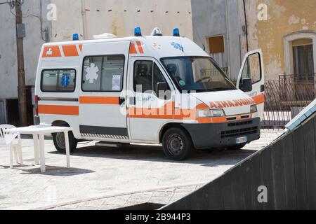 Van für medizinische Hilfe mit dem Text AMBULANZA, der Krankenwagen in italienischer Sprache bedeutet Stockfoto