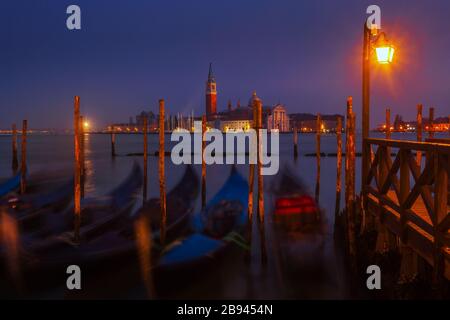 Blick auf Venedig in der Dämmerung. Im Hintergrund steht die Insel San Giorgio Stockfoto