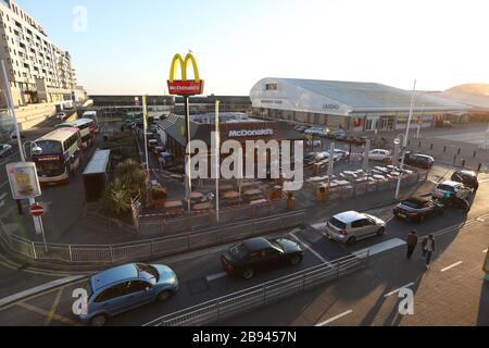 Brighton, Großbritannien. März 2020. McDonalds Drive-Thru-Kunden, die dort kurz vor dem Schließen des Fast-Food-Restaurants Autos anstehen, sind wegen des Coronavirus Ausbruchs in der Tür. Credit: James Boardman/Alamy Live News Stockfoto