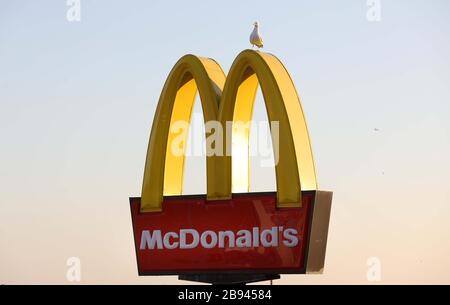 Brighton, Großbritannien. März 2020. McDonalds Drive-Thru-Kunden, die dort kurz vor dem Schließen des Fast-Food-Restaurants Autos anstehen, sind wegen des Coronavirus Ausbruchs in der Tür. Credit: James Boardman/Alamy Live News Stockfoto