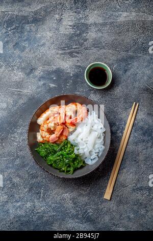 Shirataki Nudeln, Garnelen und Algen chuka Schüssel. Gesunde Low Carbs, wenig Kalorien lanch Stockfoto