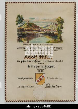 Certificat de honorary citizen you market town de Riedenburg in the Altmühltal, accordé à Hitler Anonyme. Certificat d'Ehrenbürger du Marktgemeinde de Riedenburg im Altmühltal, accordé à Hitler. Papier, Parchemin, Encre, cuir. 1933. Musée du Général Leclerc de Hauteclocque et de la Libération de Paris, musée Jean Moulin. Stockfoto