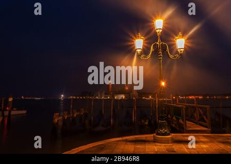 Dämmerung über dem Markusplatz in Venedig, Italien Stockfoto