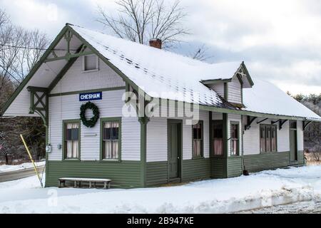 Dieser ist im Winter gefrorener Nubanusit Brook. Harrisville ist ein kleines Dorf im Nordosten von Keene, New Hampshire. Dieser alte Bahnhof steht noch heute. Stockfoto