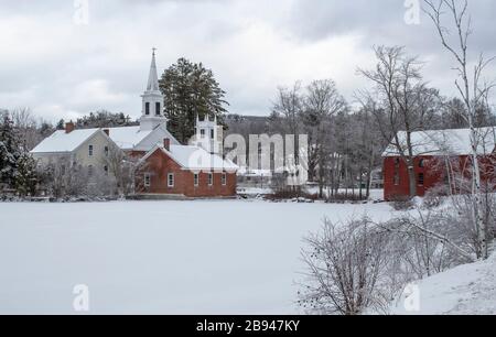 Dieser ist im Winter in der Innenstadt von Harrisville im Chesham County gefroren. Als Currier und Ives von Neuengland bezeichnet, ist Mount Monadnock clo Stockfoto