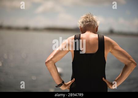 Rückansicht des alten Mannes mit schwarzer Singlet. Stockfoto