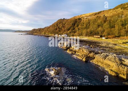 Nordirland, Großbritannien. Atlantikküste, Garron Point Rocks und Antrim Coast Road, auch bekannt als Causeway Coastal Route. Eine der landschaftlich schönsten Küstenstraßen Stockfoto