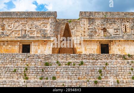 Der Palast des Gouverneurs auf der archäologischen Stätte von Maya in Uxmal, Yucatan-Halbinsel, Mexiko. Stockfoto