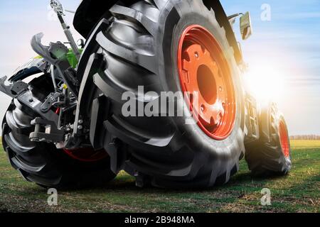 Unterseite des Traktors. Nahaufnahme der Räder Stockfoto