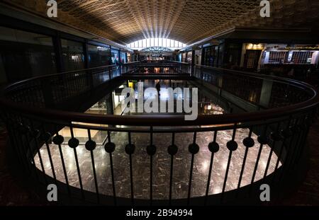 Washington DC, USA. März 2020. Washington, Vereinigte Staaten. März 2020. Ein Mann läuft durch eine fast leere Union Station, während die Pandemie COVID-19, Coronavirus, am 23. März 2020 die Zugfahrt zu einem nahe gelegenen Halt in Washington, DC bringt. Foto von Kevin Dietsch/UPI Credit: UPI/Alamy Live News Credit: UPI/Alamy Live News Stockfoto