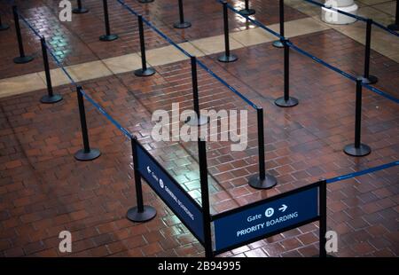Washington DC, USA. März 2020. Eine fast leere Union Station wie die COVID-19, Coronavirus, Pandemie bringt die Zugfahrt zu einem nahe gelegenen Halt in Washington, D.C. am 23. März 2020. Foto von Kevin Dietsch/UPI Credit: UPI/Alamy Live News Stockfoto