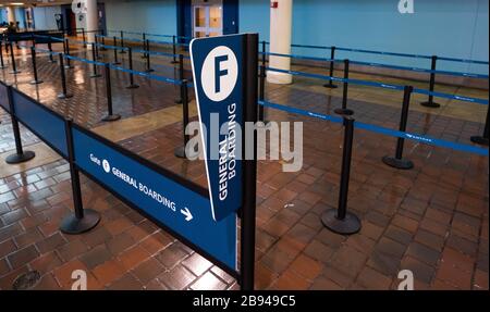 Washington DC, USA. März 2020. Eine fast leere Union Station wie die COVID-19, Coronavirus, Pandemie bringt die Zugfahrt zu einem nahe gelegenen Halt in Washington, D.C. am 23. März 2020. Foto von Kevin Dietsch/UPI Credit: UPI/Alamy Live News Stockfoto