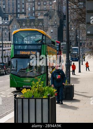 Touristenbusse für Besichtigungstouren sind wegen fehlender Toruisten während der Pandemie von Covid-19 Coronovirus, Edinburgh, Schottland, Großbritannien, leer Stockfoto