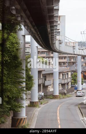 Kamakura, Shonan, Kanagawa/Japan-20. Mai 2019: Der schöne Blick auf die Straßenlandschaft von der Innenseite der Shonan-Einschienenbahn Stockfoto