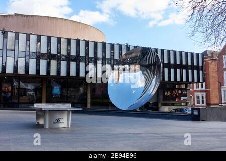 The Sky Mirror Nottingham eine öffentliche Skulptur von Anish Kapoor vor dem Playhouse Theatre im Wellington Circus. Eine sechs Meter breite konkave Schale Stockfoto