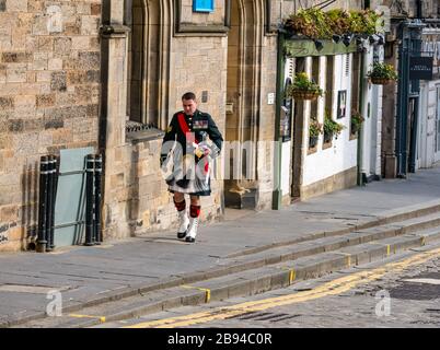 Mann in Kilt Uniform auf ungewöhnlich ruhiger Royal Mile während der Covid-19 Coronovirus-Pandemie, Edinburgh, Schottland, Großbritannien Stockfoto