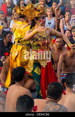 Kecak Fire Dance ein Darsteller, der die Rolle der SITA aus dem Hindu-Epos Ramayana im Pura Luhur Uluwatu Tempel porträtiert. Stockfoto