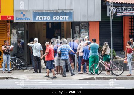 Guarulhos, Sao Paulo, Brasilien. März 2020. (INT).COVID-19-Banks in Sao Paulo. 23. März 2020: Guarulhos, Sao Paulo, Brasilien: Lange Linien, um Geld abzuheben und Rechnungen bei den Hauptbanken in der Nachbarschaft von Taboao in Guarulhos zu bezahlen, das sich in der Nähe des internationalen Flughafens Sao Paulo und des CPTM-Bahnhofs befindet, diesen Montagnachmittag (23).Credit:Fepesil/Thenews2 Credit: Fepesil/TheEWS2/ALUMA News/ALUMA/ALUMA News Stockfoto