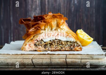 Coulibiac - russischer Pirog mit Reis, Pilzen, Zwiebeln, Dill und hart gekochtem Ei Stockfoto