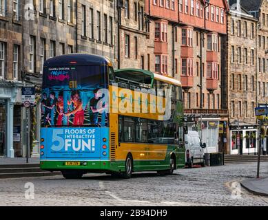 Tourist Sightseeing-Tour-Bus auf der menschenleeren Royal Mile während der Pandemie von Covid-19 Coronovirus, Edinburgh, Schottland, Großbritannien Stockfoto