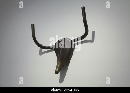 Bronzeskulptur 'Bull's Head' von Pablo Picasso, im Frühjahr 1942 in Paris geschaffen (gegossen und montiert 1943), ausgestellt in seiner Ausstellung im Museu Picasso (Picasso Museum) in Barcelona, Katalonien, Spanien. Die Ausstellung widmet sich der Freundschaft von Pablo Picasso und dem französischen Surrealisten Paul Éluard und läuft bis zum 15. März 2020. Stockfoto