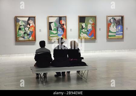 Besucher vor den Gemälden von Pablo Picasso aus der Serie "Las Meninas", nachdem der spanische Maler Diego Velázquez im September 1957 in Cannes (Frankreich) im Museum de Picasso (Picasso-Museum) in Barcelona, Katalonien, Spanien, gezeigt hatte. Stockfoto