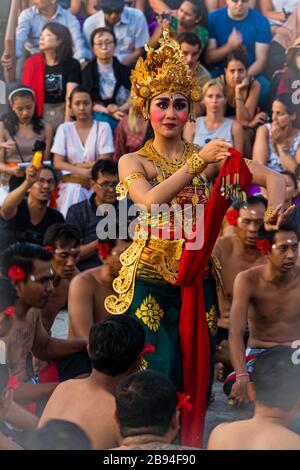 Kecak Fire Dance: Ein Darsteller, der die Rolle der Sita aus dem Hindu-Epos Ramayana im Pura Luhur Uluwatu Tempel porträtiert. Stockfoto