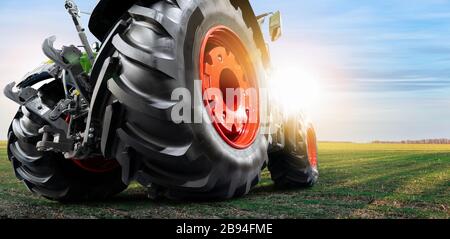 Unterseite des Traktors. Nahaufnahme der Räder Stockfoto