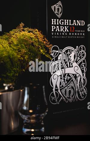 Highland Park, 12 Jahre alter Whiskey Viking Honor Glasflaschenkasten Stockfoto