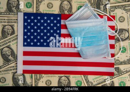 Amerikanische Flagge mit Virusschutzmaske auf US-Dollar Coronavirus Wirtschaftskrise Stockfoto