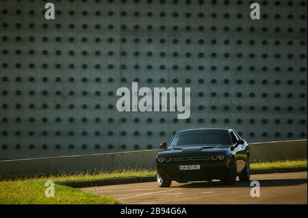 Tiflis, Georgia 10. August 2019 Black Dodge Challenger auf der Seite der Straße geparkt Stockfoto