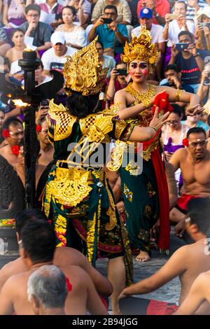 Kecak Fire Dance: Ein Darsteller, der die Rolle der Sita aus dem Hindu-Epos Ramayana im Pura Luhur Uluwatu Tempel porträtiert. Stockfoto