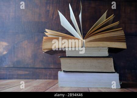 Stapel alter Bücher auf dem Tisch mit Kopierbereich Stockfoto
