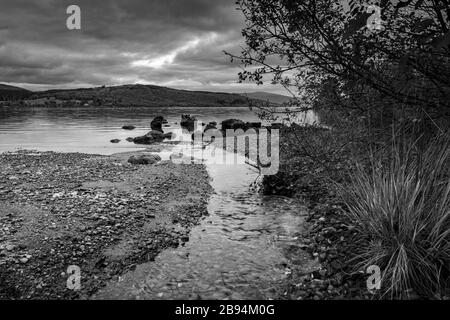 Ein monochromes Herbstbild von Loch Rannoch von der Südseite, Perth und Kinross, Schottland. Oktober 2018 Stockfoto