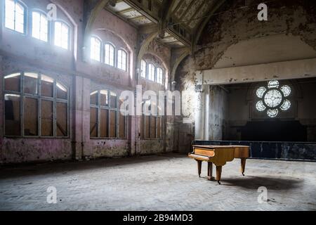 Ein Klavier an einem verlorenen Ort Stockfoto