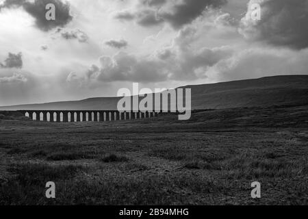Ein Schwarz-Weiß-Bild des Ribblehead Viaduct, das auch als Batty Moss Viaduct bekannt ist. Der Yorkshire Dales National Park, England. April 2019 Stockfoto
