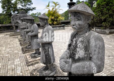 Steinerne Mandarinenstatuen am Grab von Khai Dinh, Hue, Vietnam Stockfoto