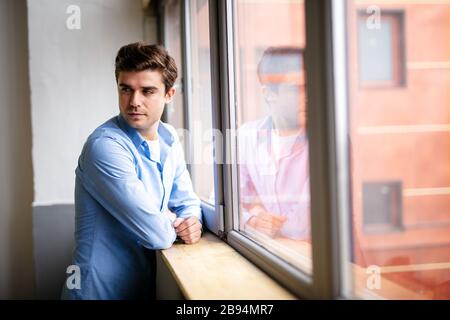 Nachdenklich Geschäftsmann Kaffee trinken, durch das Fenster an der grossen modernen Stadt suchen, in Pause, tief in Gedanken versunken, genießen, warten auf Konferenz Stockfoto