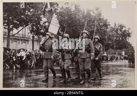 Parade zum 2. Jahrestag der französischen Freiwilligenlegion gegen den Bolschewismus Invalides, 27. April 1943 Guerre 1939-1945. Défilé du 2ème anniversaire de la Légion des Volontaires français contre le bolchévisme aux Invalides. Paris (VIIème arr.), 27 avril 1943. Photographe Anonyme. Paris, musée Carnavalet. Stockfoto