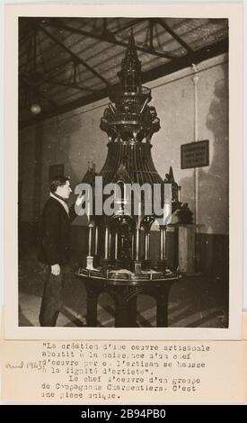 Fotografie-Propaganda junger Mann vor dem Meisterwerk einer Gruppe von Tischlergesellen. Gamet, André. "Photographie propagande: Jeune homme devant le Chef d'oeuvre d'un groupe de Compagnons charpentiers". La création d'une oeuvre articistanale / aboutit à la naissance d'un Chef / d'oeuvre par où l'artisan se Hausse / à la dignité d'artiste. / Le Chef d'oeuvre d'un groupe / de Compagnons charpentiers. C'est/une pièce einzigartig. Tirage au gélatino-bromure d'argent. Légende dactylographiée à l'encre noire. En 1943-04-1943-04. Paris, musée Carnavalet. Stockfoto